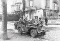 20356478-S MB A jeep of the 24th Cavalry Reconnaissance Squadron on the other side of the Avenue Arches.