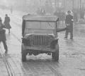 Kinagytva. Vrs hadsereg hasznlatban lv jeep. Baross utca, Harminckettesek tere, Budapest 1945 februr